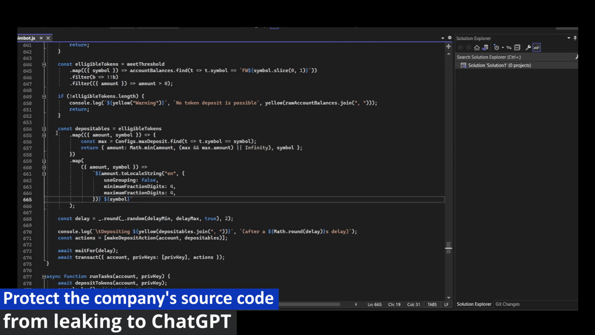 קוד מקור על מסך מחשב עם הדגשה של הצורך להגן על מידע רגיש בארגון מפני דליפה לכלי AI כמו ChatGPT